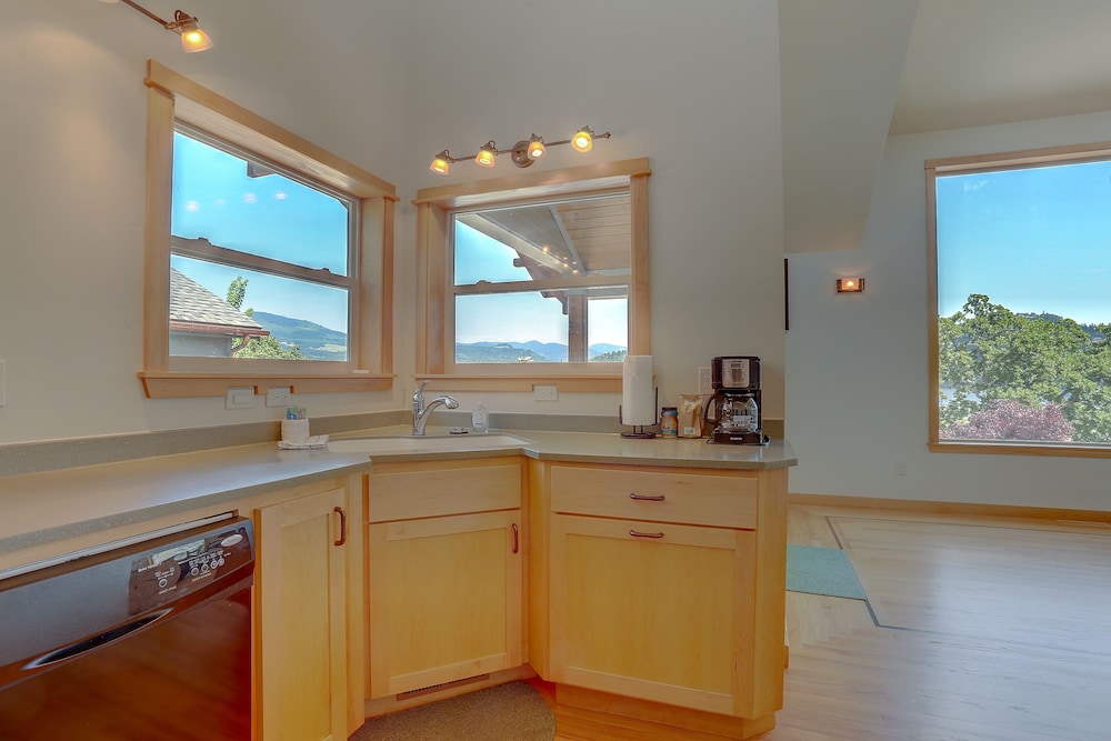 Hutson's Bridgeview **30 Day Minimum** 4 Bedroom Home by RedAwning
