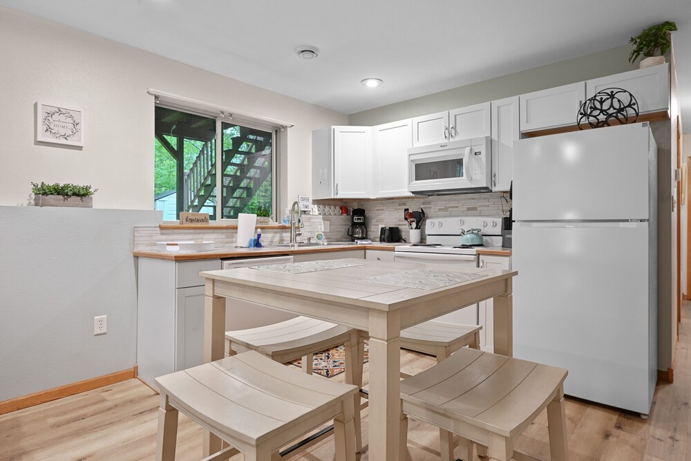 Mosinee Woodland Escape - Lower Suite