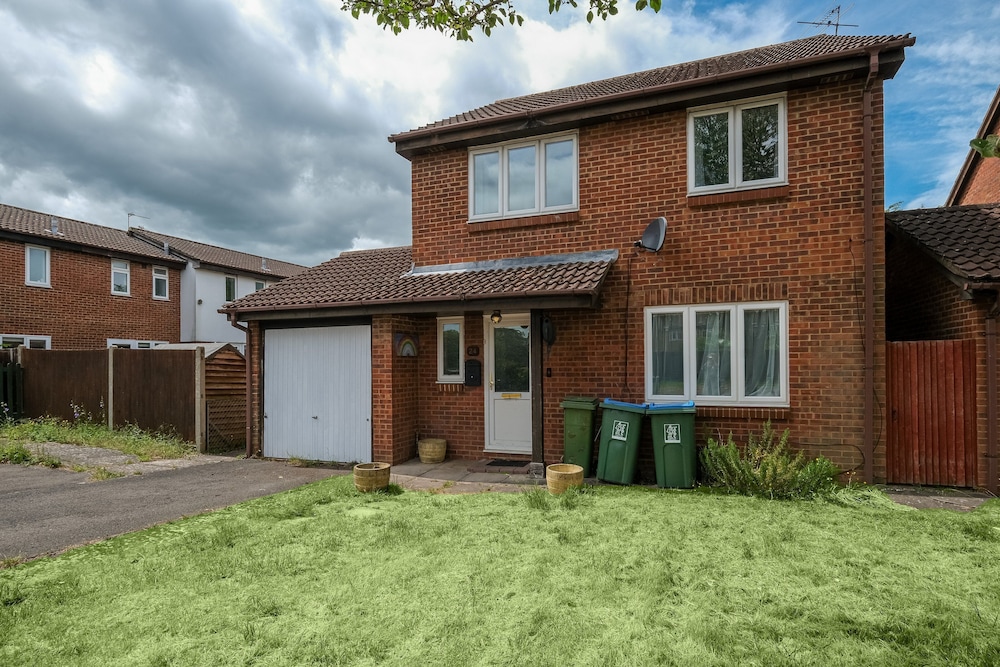 Sharp Close 4 Bedroom 2 Bath - Aylesbury