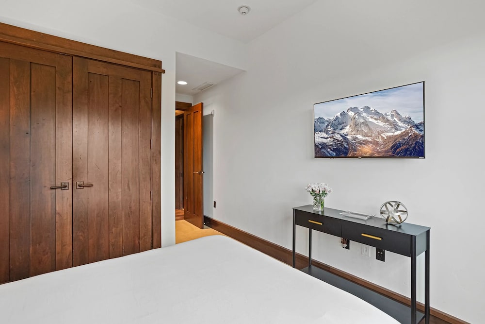 Arrowleaf Lodge at Deer Valley Resort - Three Bedroom Residence #203 3 Condo