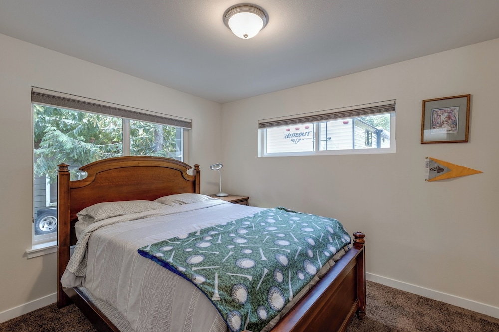 A Re-styled Single Story, 3-bedroom, 2-bath Ranch Style Cabin at Silver Lake