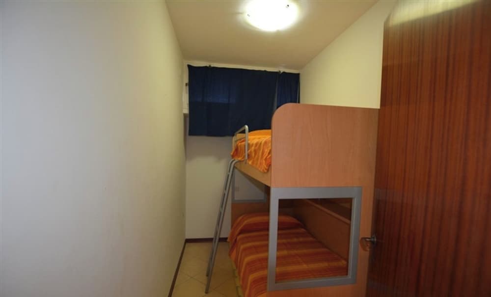30 mt From the Beach in Lignano Pineta, Lovely Flat for 6 Guests