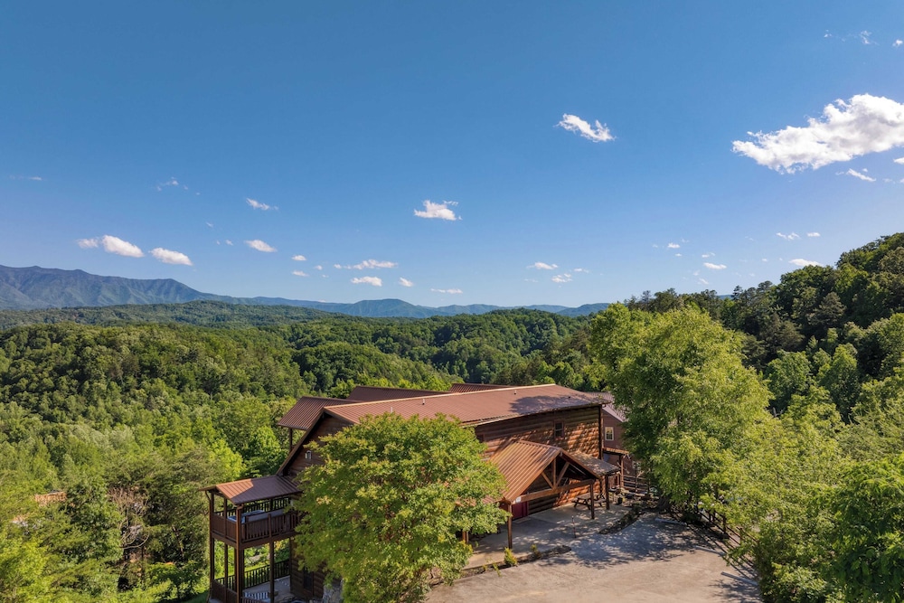 Luxury Cabin w/ Elevator, Theater & Hot Tub Near Dollywood Smoky Vista Lodge