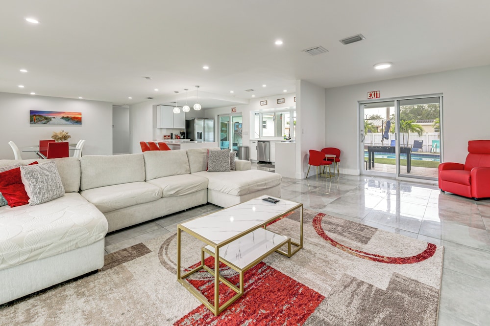 Outdoor Oasis w/ Games: Sleek Hollywood Home!