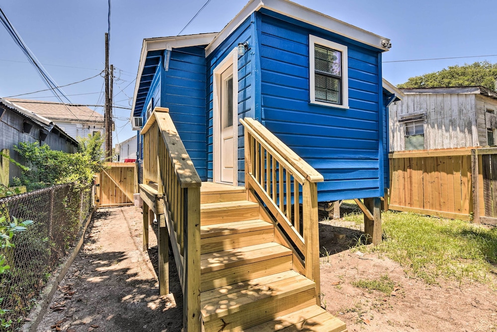 Blue Dolphin' Cottage: Walk to Galveston Seawall! view 4