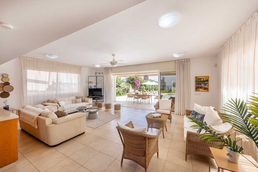 Protaras Beachfront Villa Pietra
