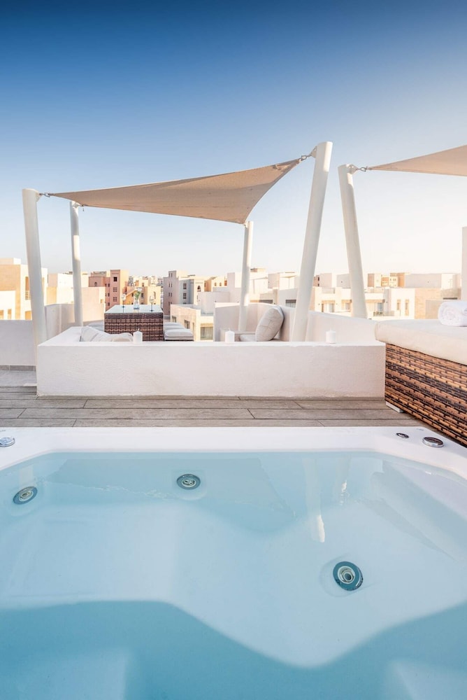 Xuru Stays I Exotic 1bdr w/ Outdoor Terrace Pool & Beach Access
