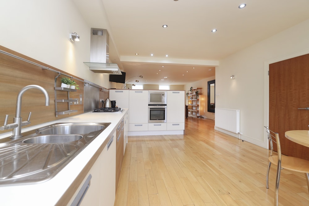 JOIVY Executive 2-Bed Apt With Stunning Roof Terraces view 5