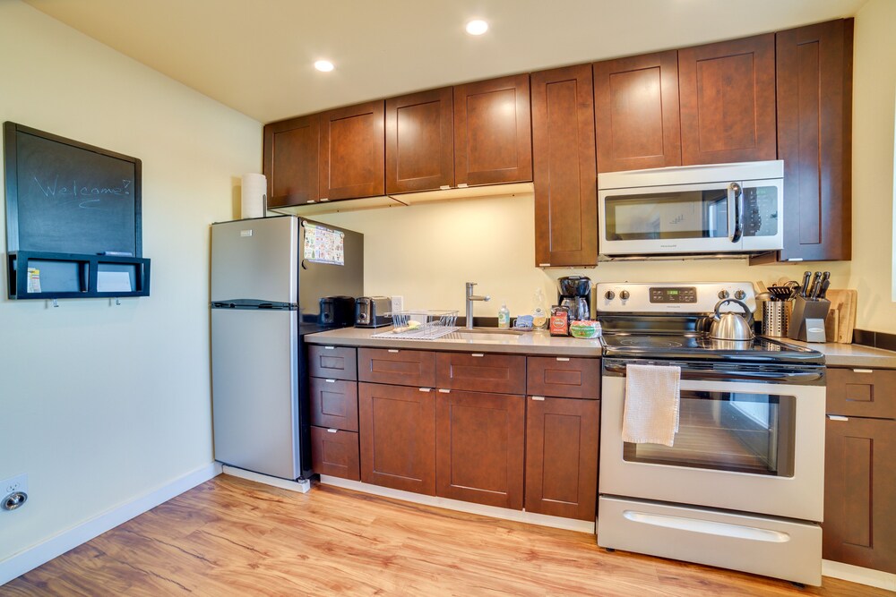 Pet-friendly Seattle Studio ~ 3 Mi to Downtown! view 4