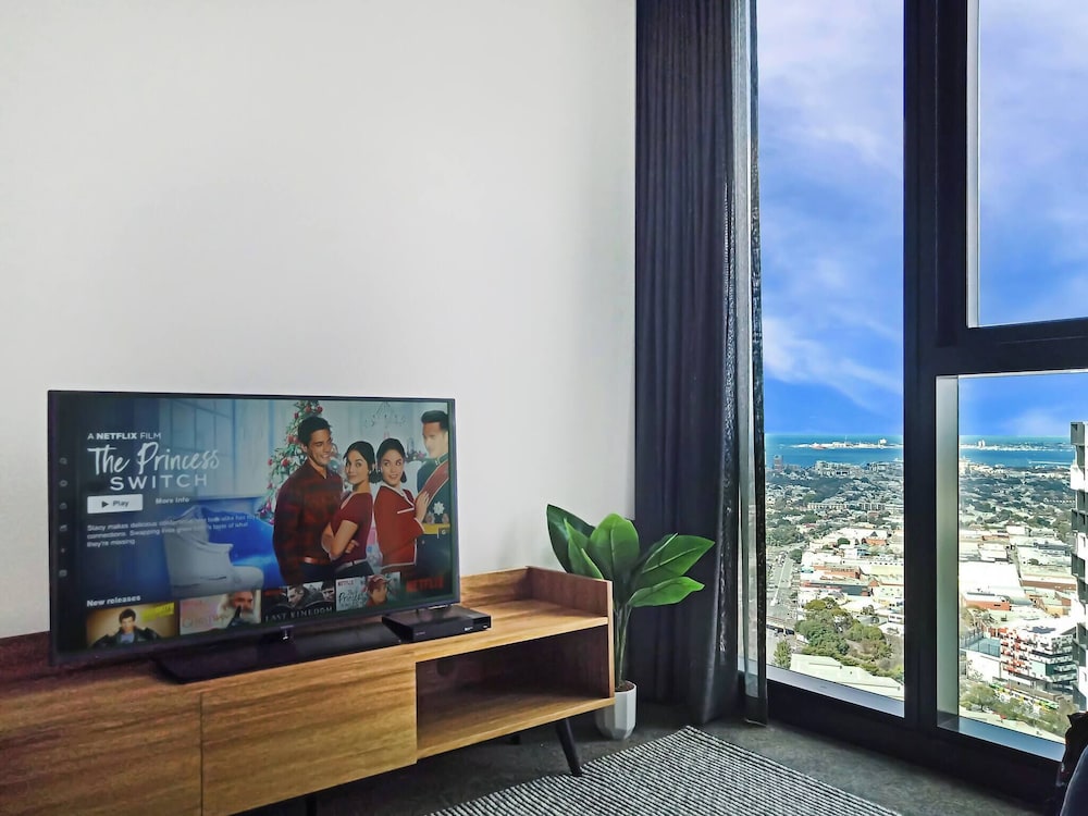 Southbank 2BR High City Views Enjoy Wine, Gym, Pool, Wifi