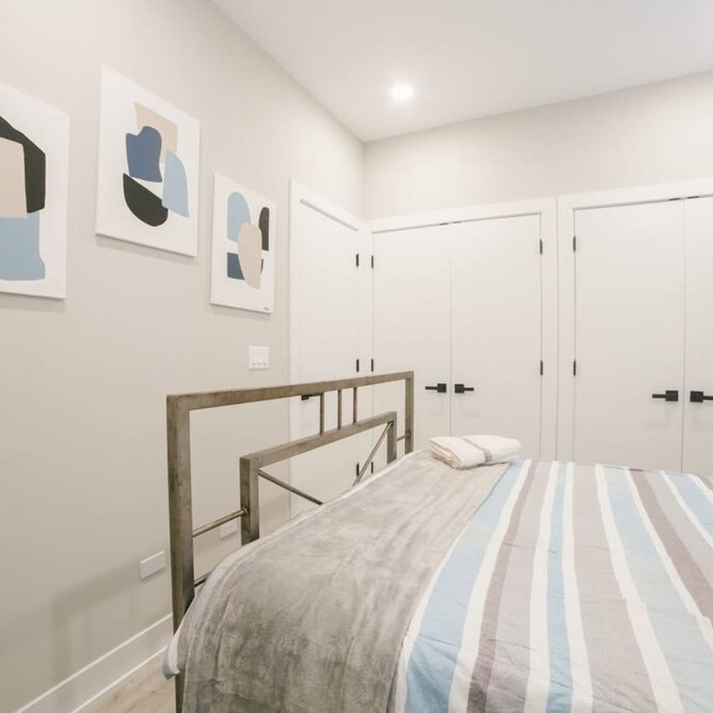 Magnificent NEW Home w 8 Beds Free Parking