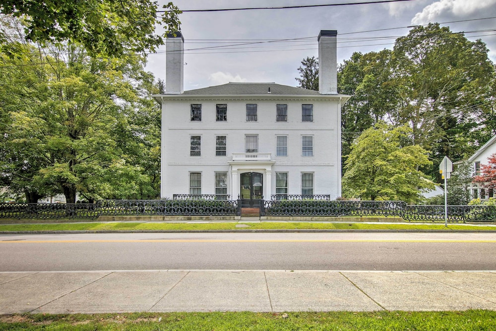 Elegant Norwich House w/ Billiards Room & Ballroom in Norwich, US