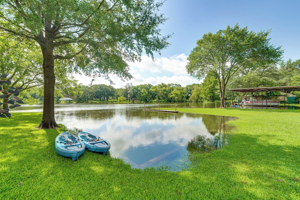 Lake Tawakoni Access + Hot Tub - Wills Point Home!