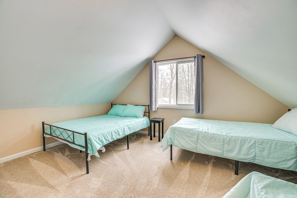 2 Blocks to Higgins Lake: Pet-friendly Family Home