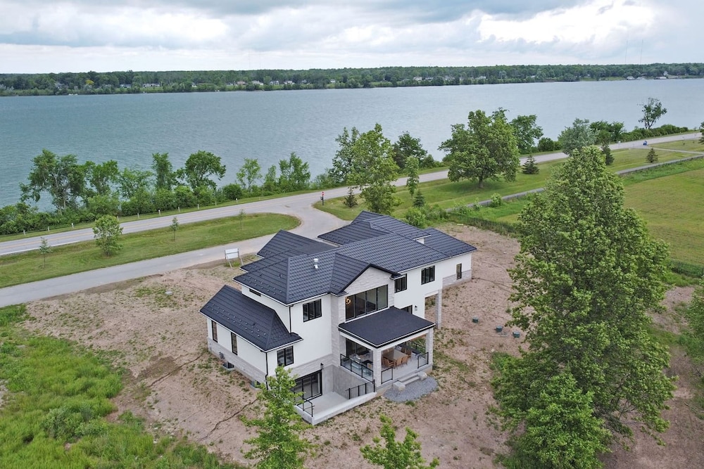 Lucky Mansion Luxury Villa in Fort Erie