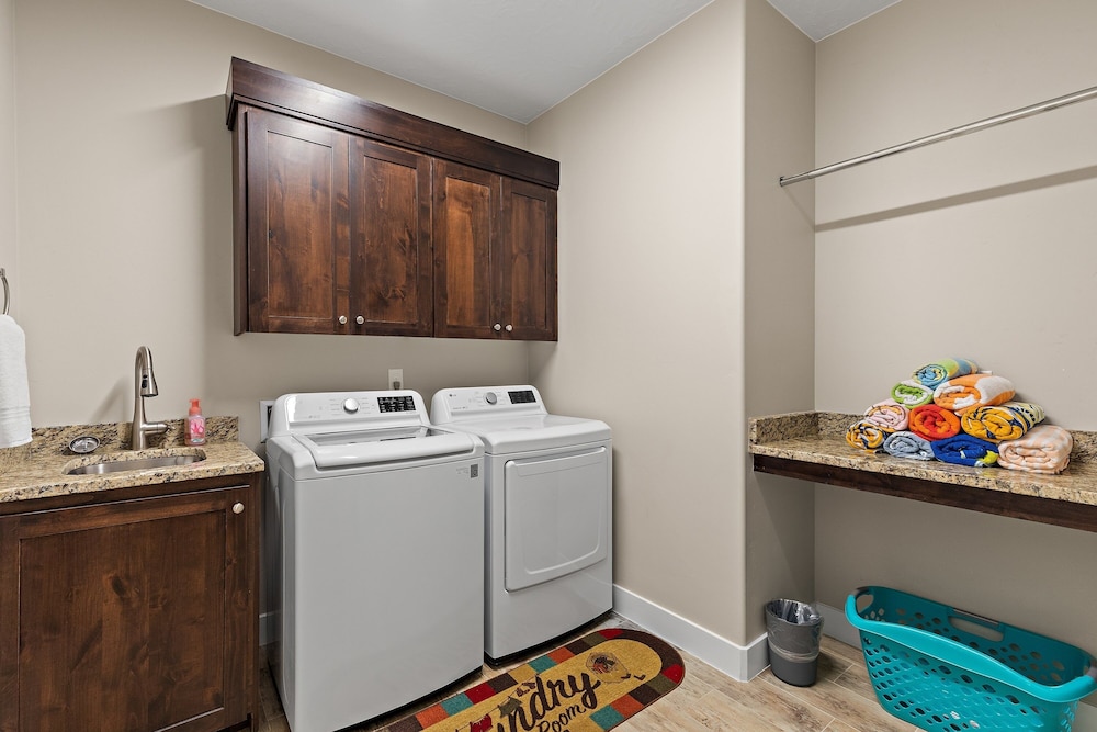 Hurricane Falls Pool, Hot Tub Plus Dog Friendly! 4 Bedroom Home
