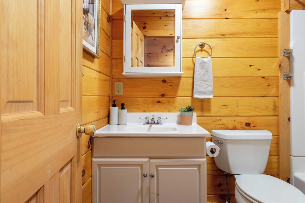 Secluded w/ Deck Views, Hot Tub, & Ping Pong Hudson in the Berks by Avantstay