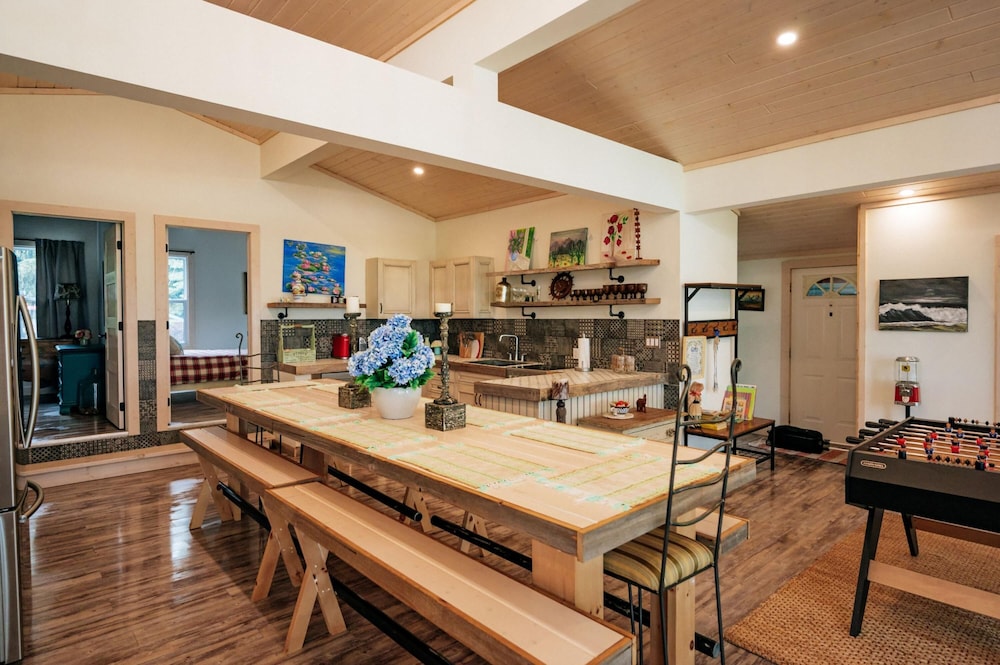 Bright Spacious Chalet on Lake Huron - Private