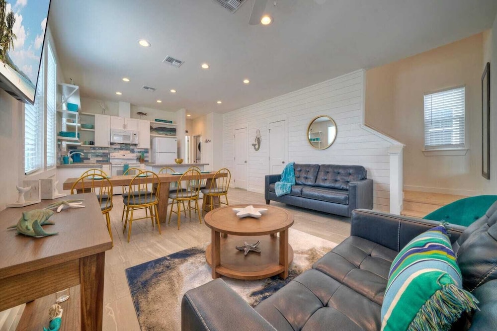 2 Homes in Old Town by Avantstay Sleeps 19, Pool, Newly Built Walk to Eats, Music, & More