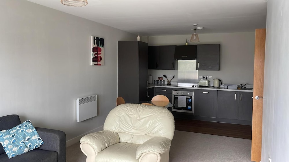 Apartment - Sleeps 4, Pets Allowed & Parking