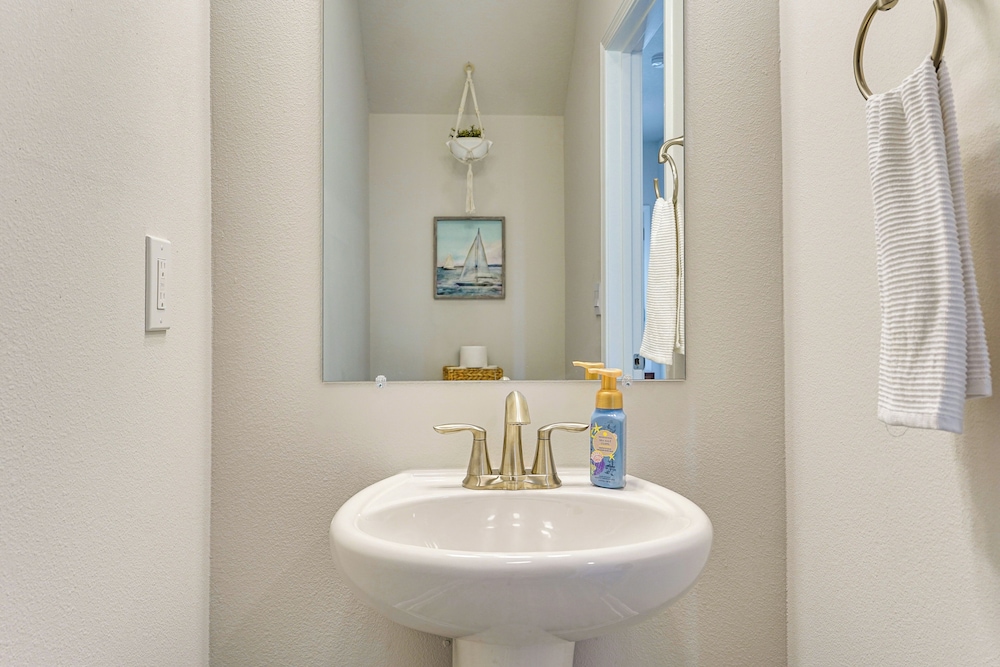 Steps to Ocean: Chic Home w/ Patio in Port St Joe!