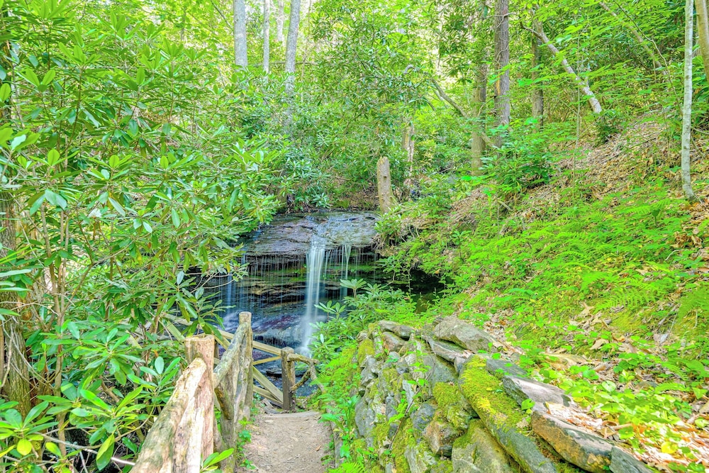 Cashiers Cottage w/ Screened Porch & Trail Access!