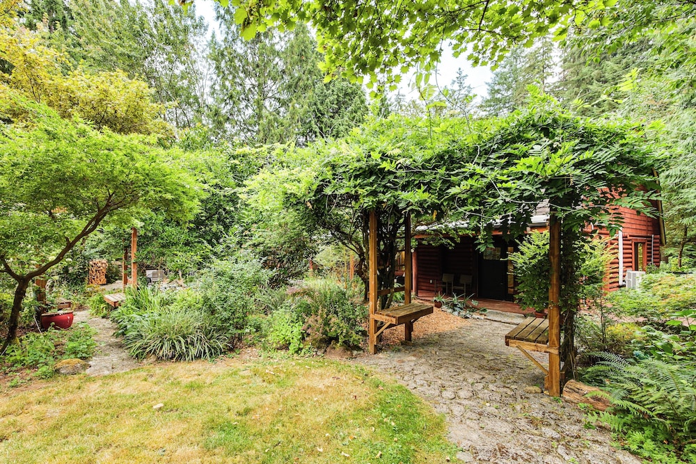 Lake Margaret Access: Boho Log Cabin w/ Backyard