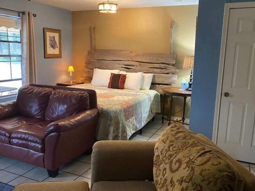The Crossroads Inn - Property Image 27