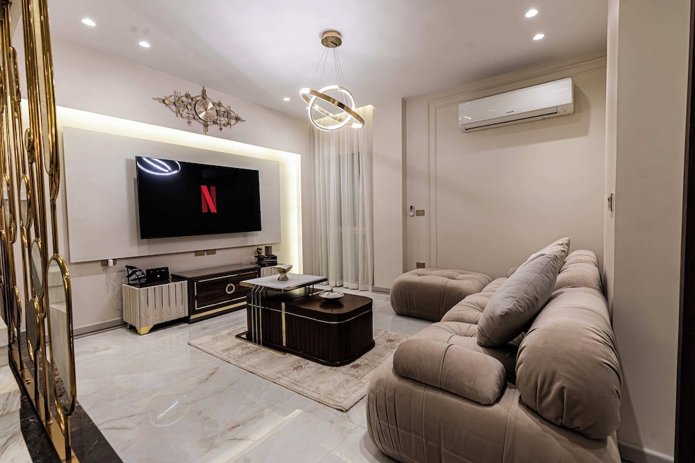 Imperial & Inviting 3bdr Duplex w/ Roof @new Cairo