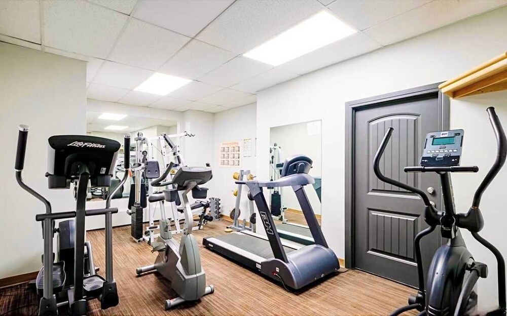 Stylish Downtown Condo near Rogers Place | Parking, Gym, Balcony & Kitchen