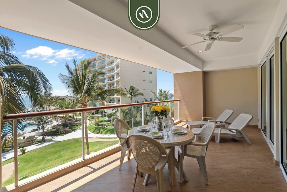 Oceanfront 2 BR Condo - Beach - Restaurant - Gym