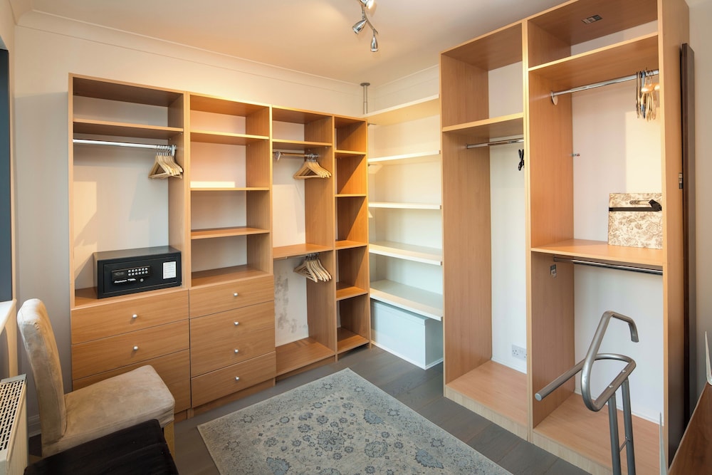 Luxurious 6-bed House With Pool and Free Parking