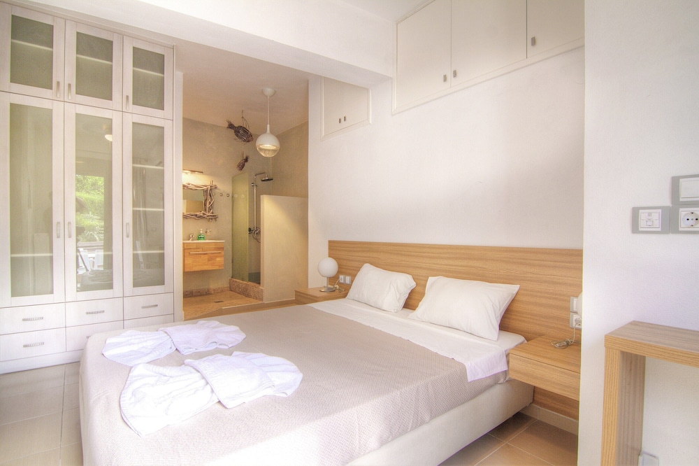 Authentic 10 Person Villa Near the Sea view 4