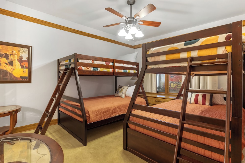 Stunning Lake Views, Pools, Wildlife, Pet-friendly