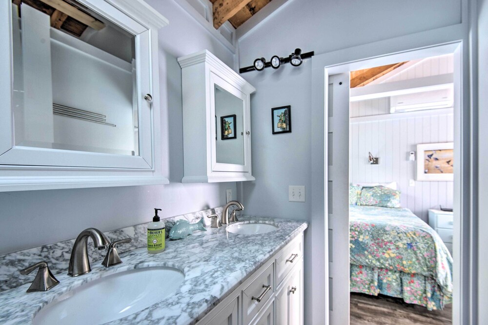 Charming Jacuzzi-suite - Walk to Parson's Beach! view 3