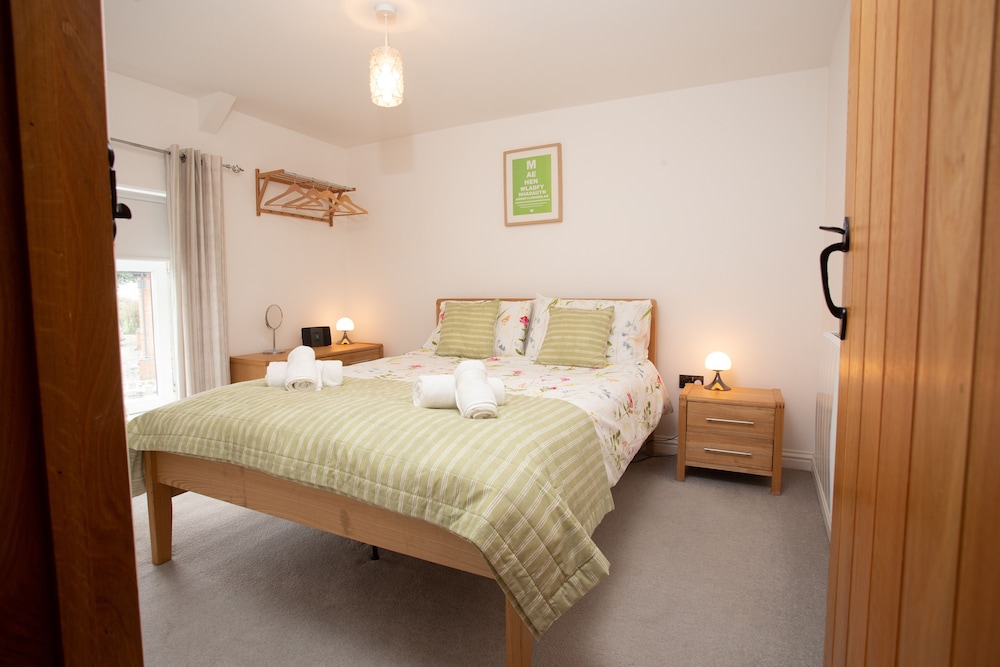 Lovely 3-bed Cottage in the Quiet Hamlet of Horeb view 3