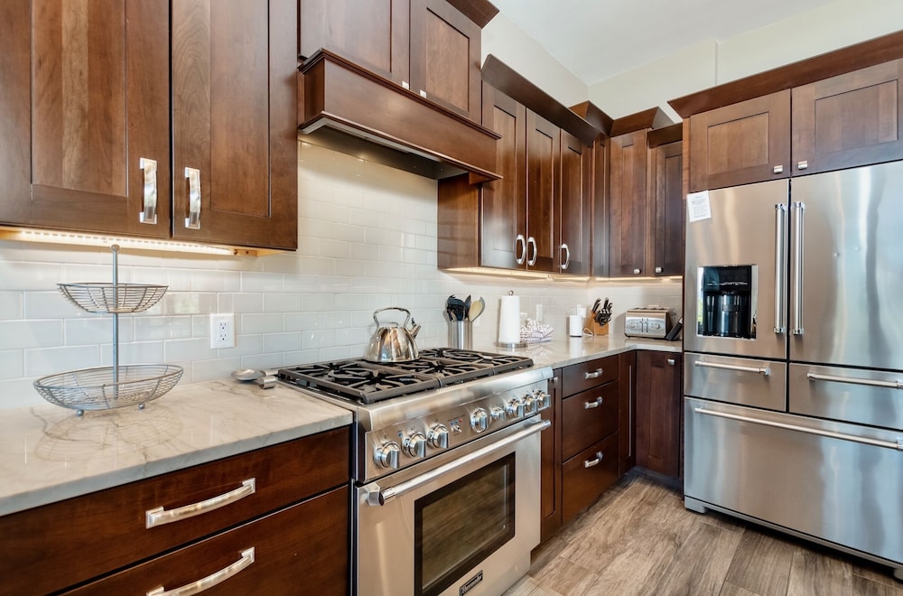 Hyler Mountain Lodge Luxury Vacation  At Windcliff 5 Bedroom Home by RedAwning view 4