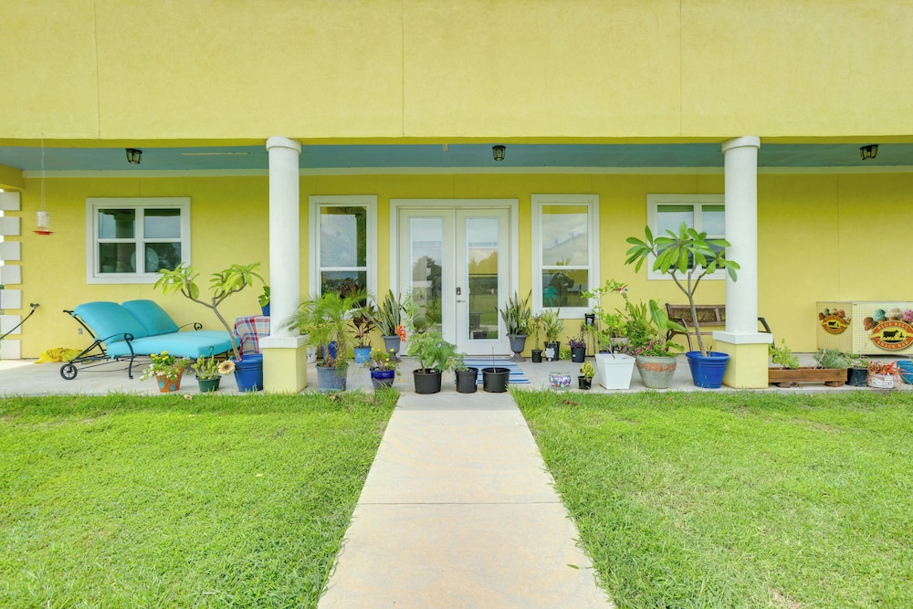 Aircraft Tours! Fly-in Hangar Apt in New Waverly