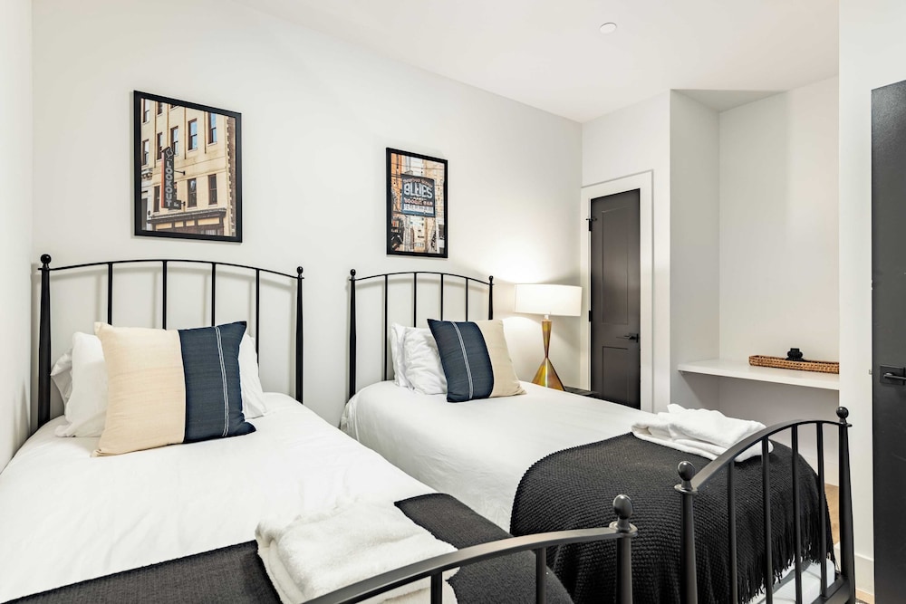 Sleeps 24 4 Modern Midtown Apartments w/ Gym + Pool Walkable to Shops & Eats