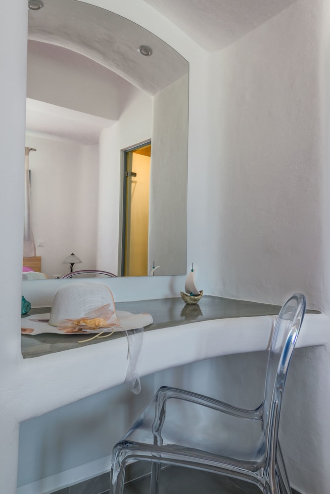 Aspronisi Luxury Villa