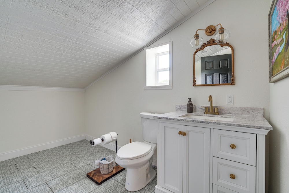 Cozy Altoona Studio w/ Fire Pit: Farm On-site!