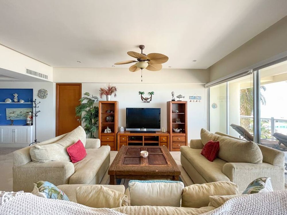 Beachfront Condo With Pools Beach Access