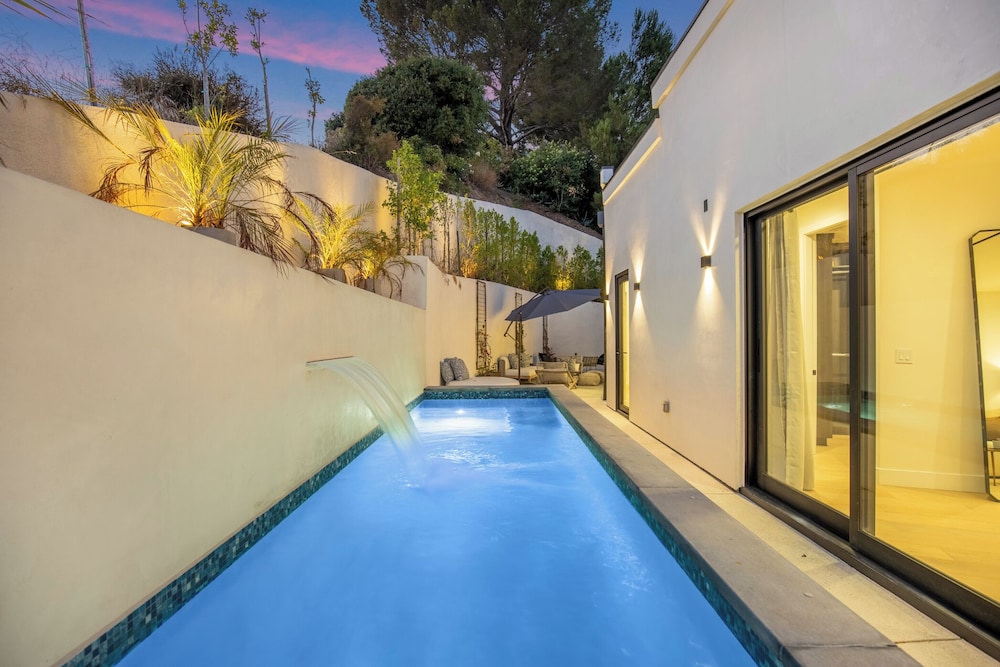 Belden Modern Villa - Iconic Hollywood Hills Retreat