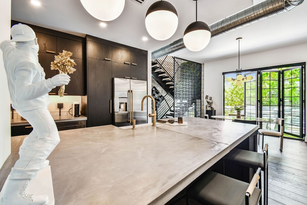 NEW The Strata Barn - Luxury Hyde Park Townhome
