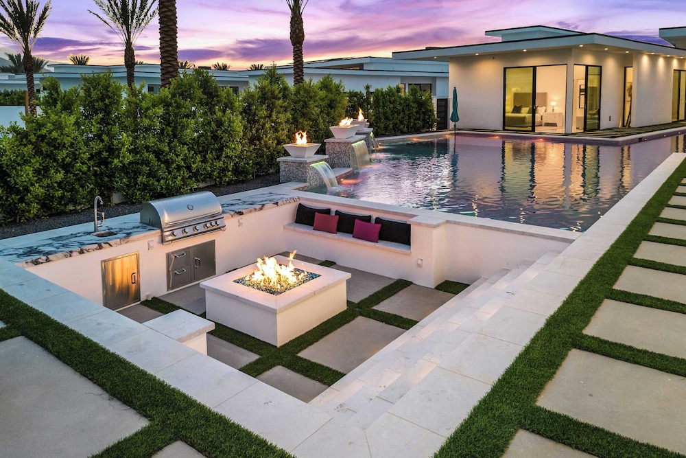 Sleeps 23 Pool, Hot Tub & Putting Green Minutes to Golf & Dining Bravo Villa #7 by Avantstay