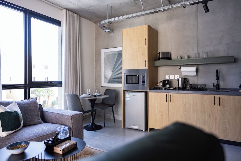 C LIVING 3 - ALMALQA