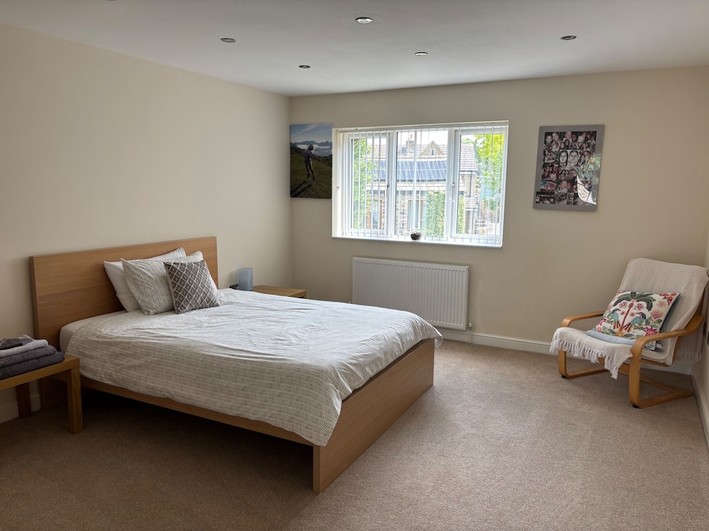 12 Guests - Hot Tub - Free Parking in Huddersfield