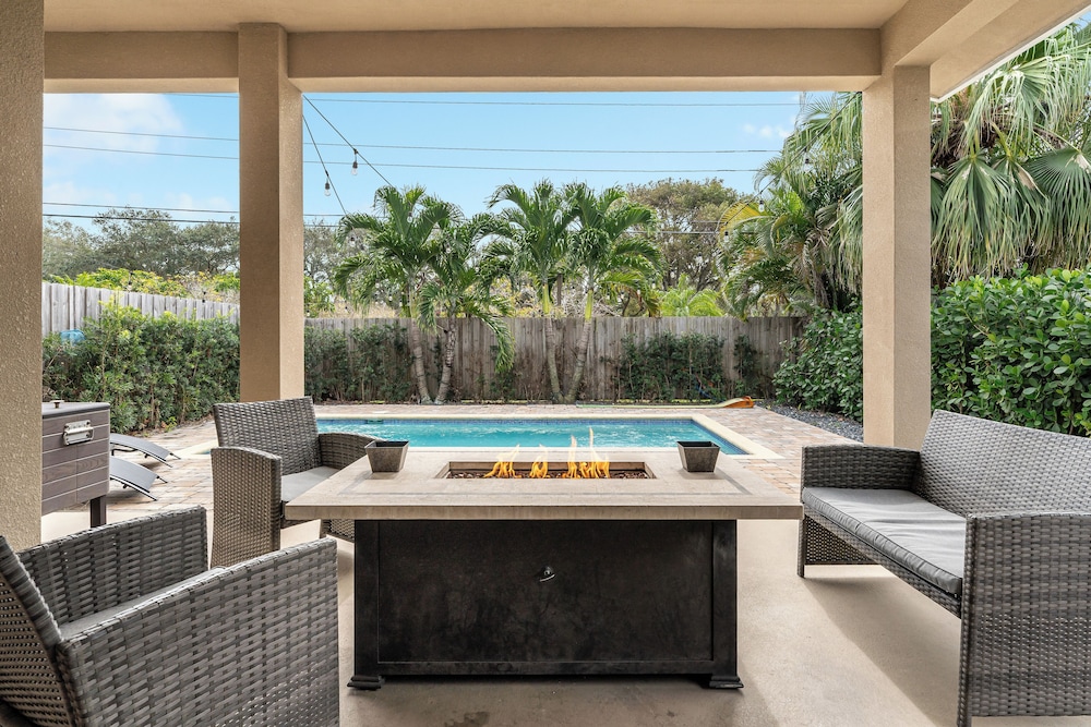 Fox Sonata Downtown Pool House