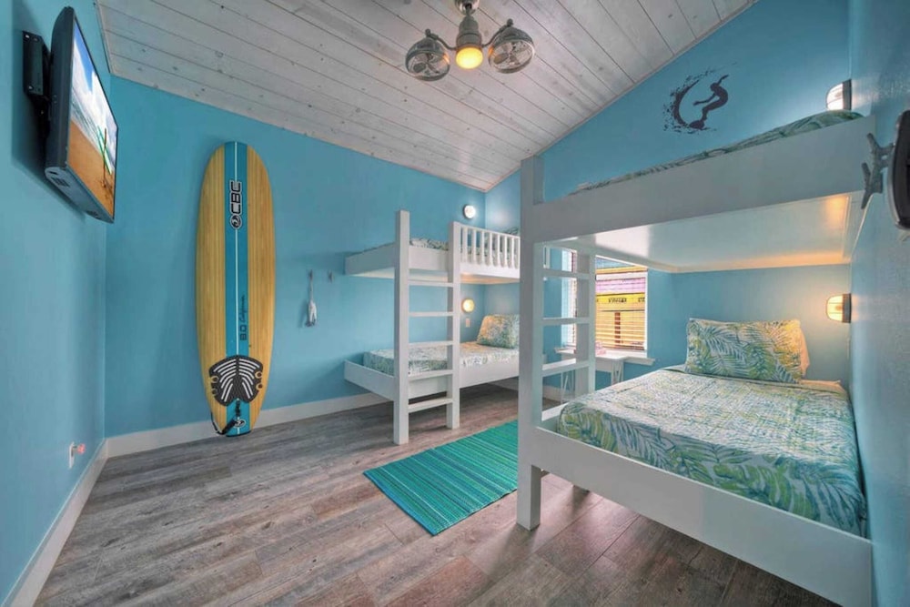 Sleeps 21, 2 Homes 2 Private Pools, Fire Pit, Swing Bar Walk to the Beach