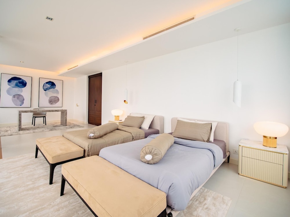 Luxurious 5bedroom White Estate Villa Private Lake